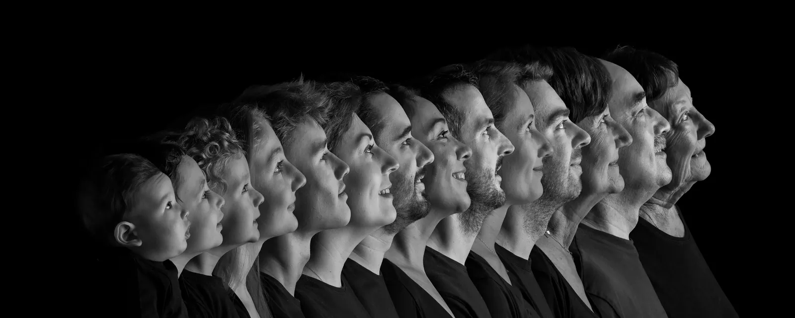 Photo de famille signature, de profil en noir et blanc — Mar'Ose photographie